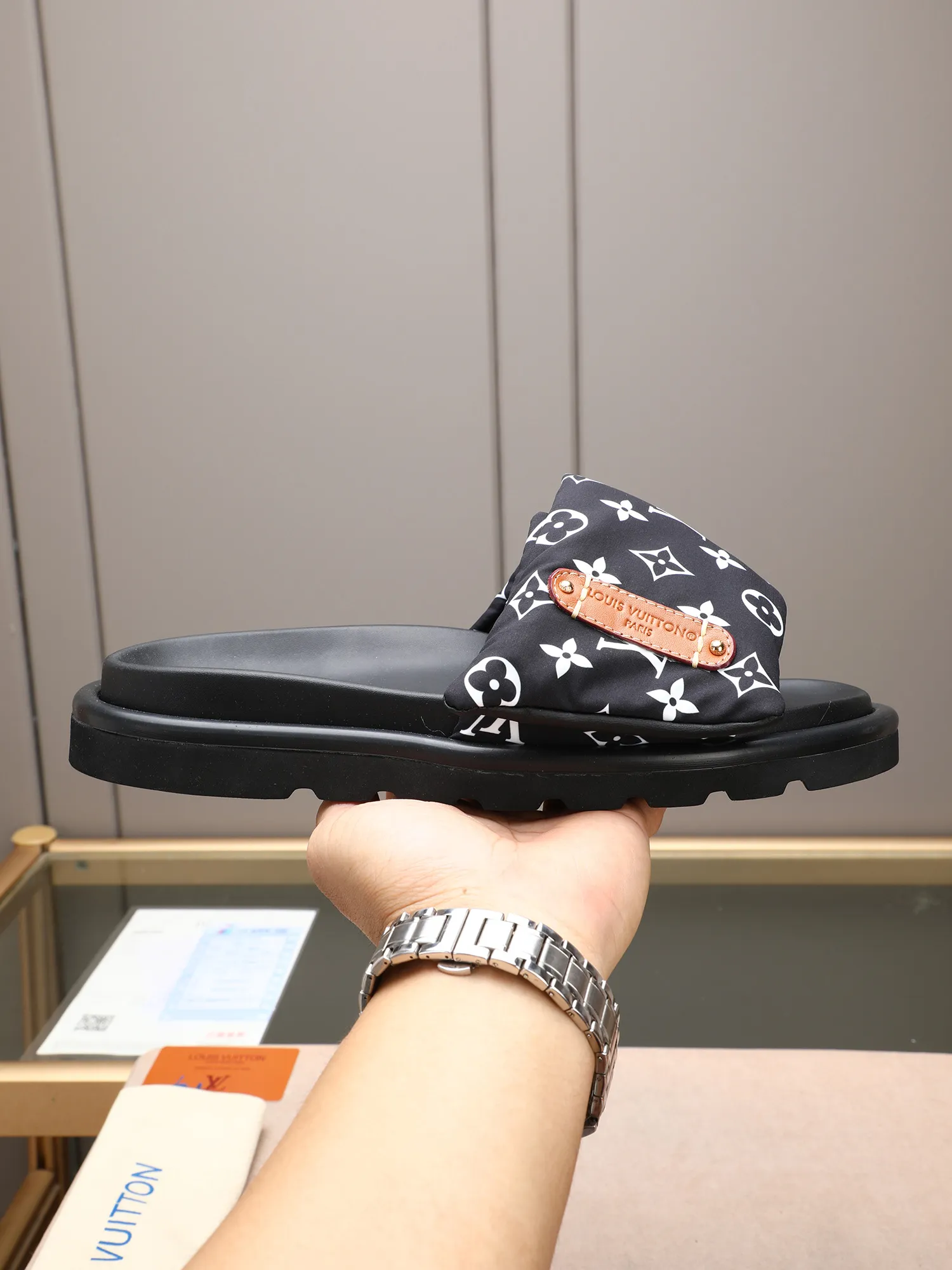 PP360 [LOUIS VUITTON] Louis Vuitton, LV printing, men's and women's slippers are on the market. The drawer box packaging comes with a cloth bag and a card. The upper pattern looks very soft and waxy, and it is a super versatile leg slimming tool. Fabric: imported denim/canvas/old fabric, LV hardware LOGO, official website pattern printing, comfortable to wear, feet: high-elastic PU water table. Sole: foam sole, heel height: about 5cm. Code number: 35-46, 35, 45, 46 are custom-made and non-returnable. Color: multiple colors and styles available.